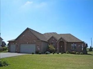 123 Lopez Ln, Poplar Grove, IL 61065