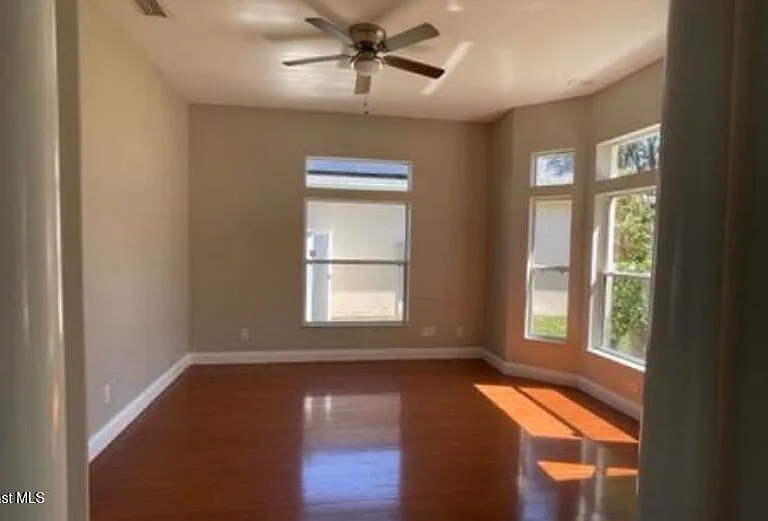 1070 Hollister Dr — Photo 2