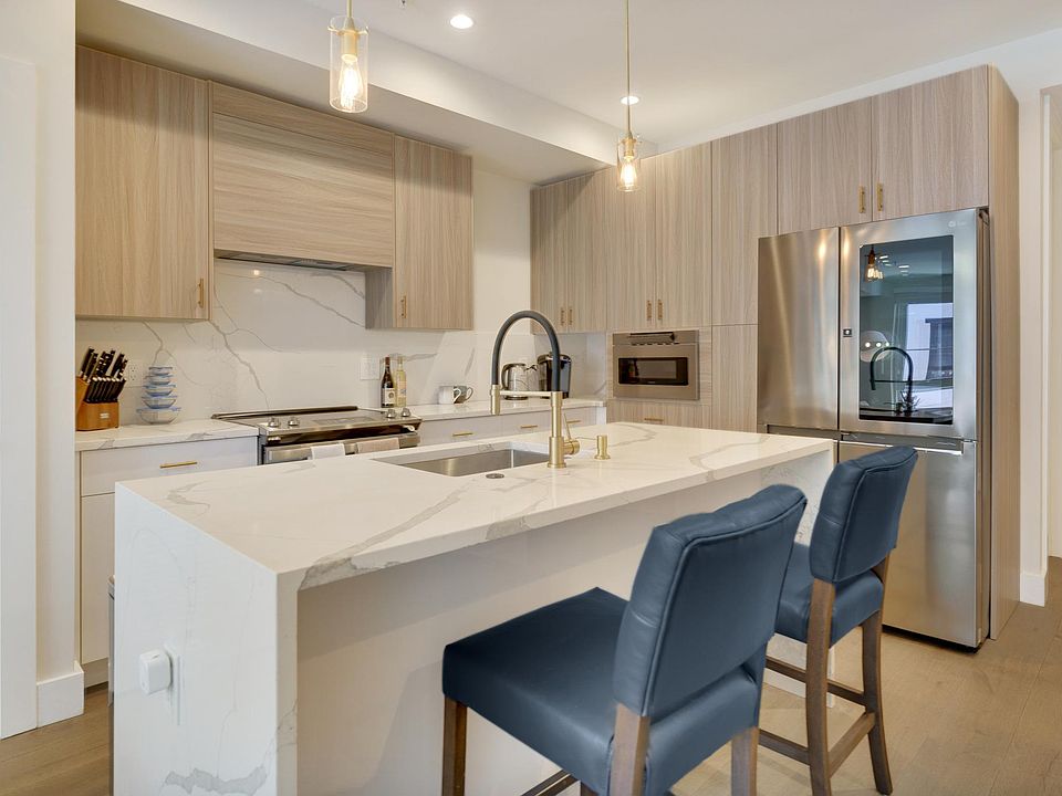 Ultra Modern Kitchen w/ Breakfast Bar