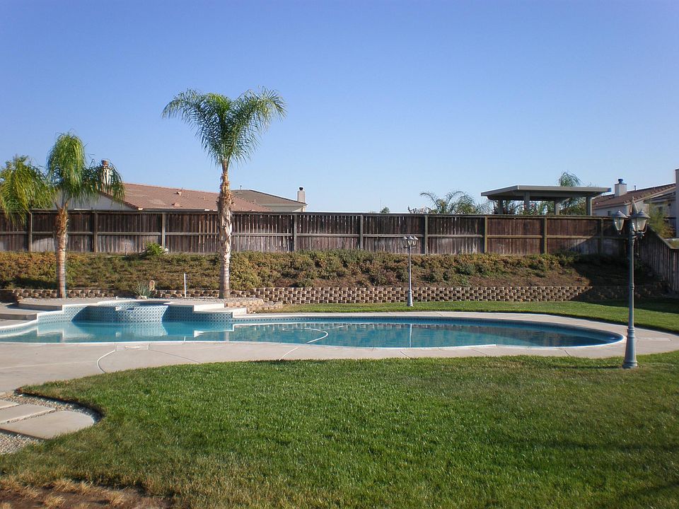 Huge Backyard & 30,000 gallon pool