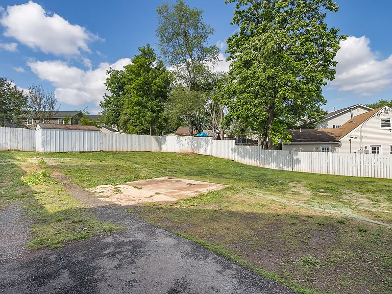 285 Manassas Dr — Photo 16