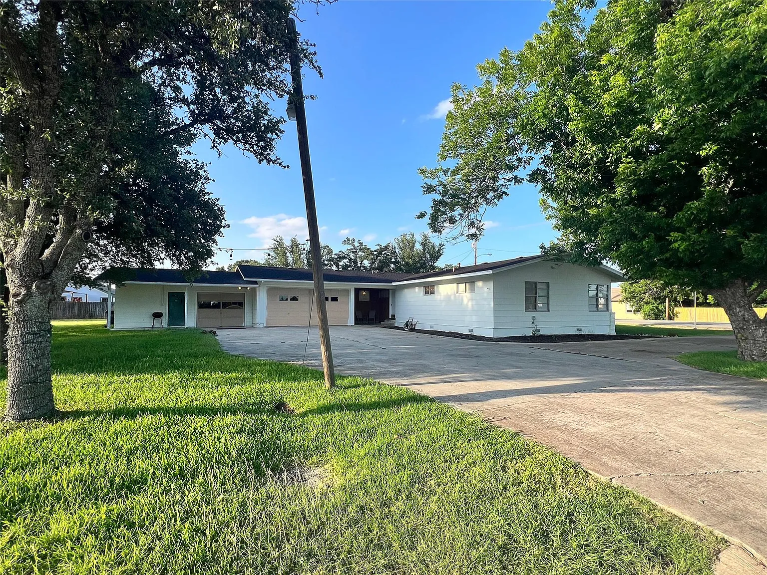 2 bed, 2.5 bath, 1918 sqft, $2,400 — Photo 2
