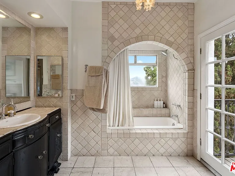 334 Crane Blvd — Photo 17