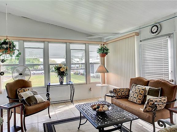 2nd image of 821 Lilac Dr
