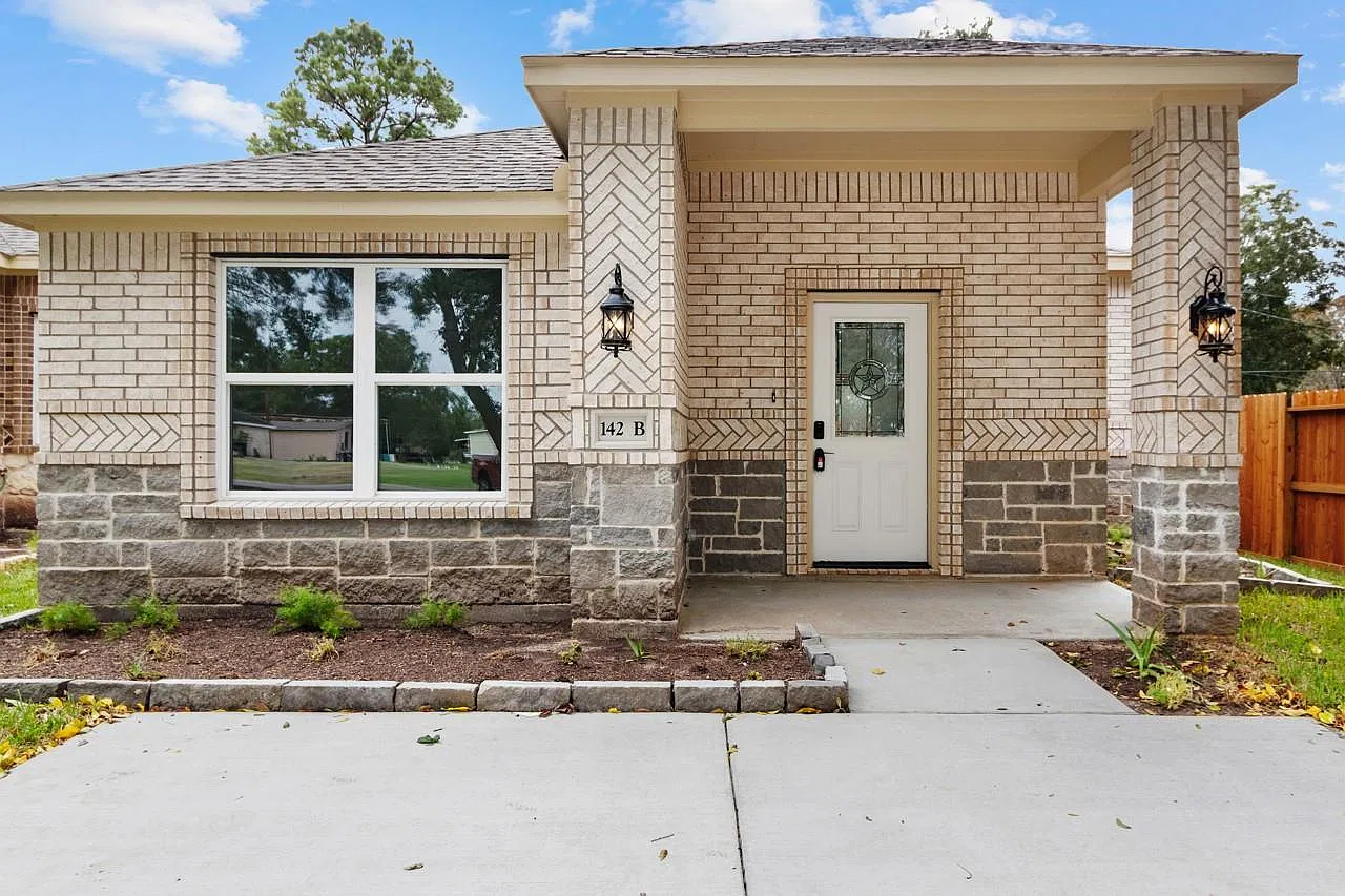 3 bed, 2.0 bath, 1395 sqft, $1,995 — Photo 1