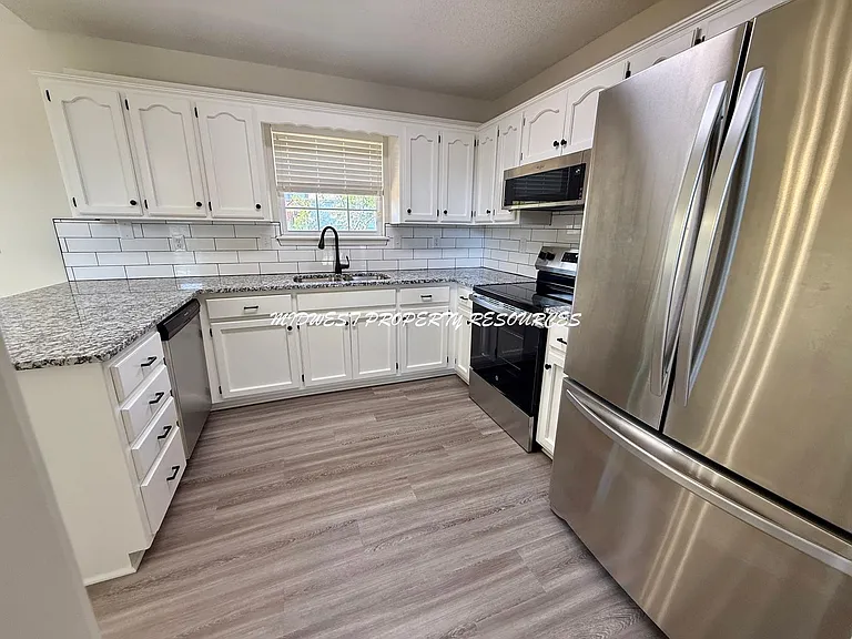 1708 NE Stonewood Dr — Photo 4