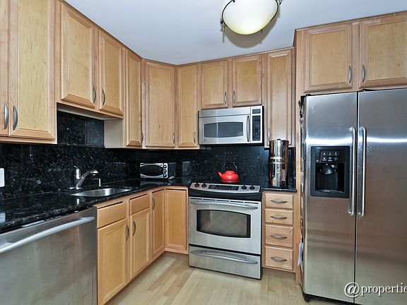 Gourmet Kitchen: Stainless Appliances