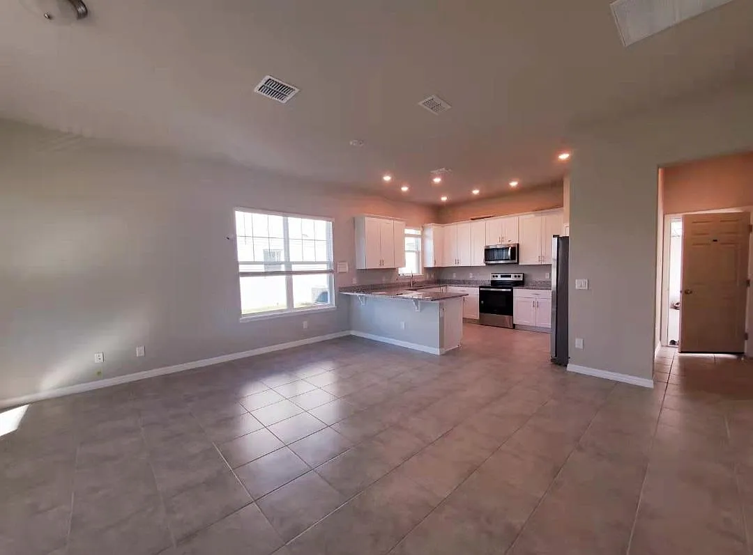 4 bed, 2.5 bath, 2084 sqft, $2,500 — Photo 3