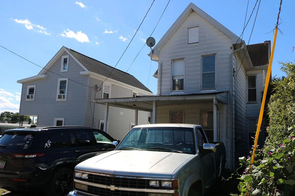 4 bed, 1.0 bath, 1616 sqft, $1,400 — Photo 1