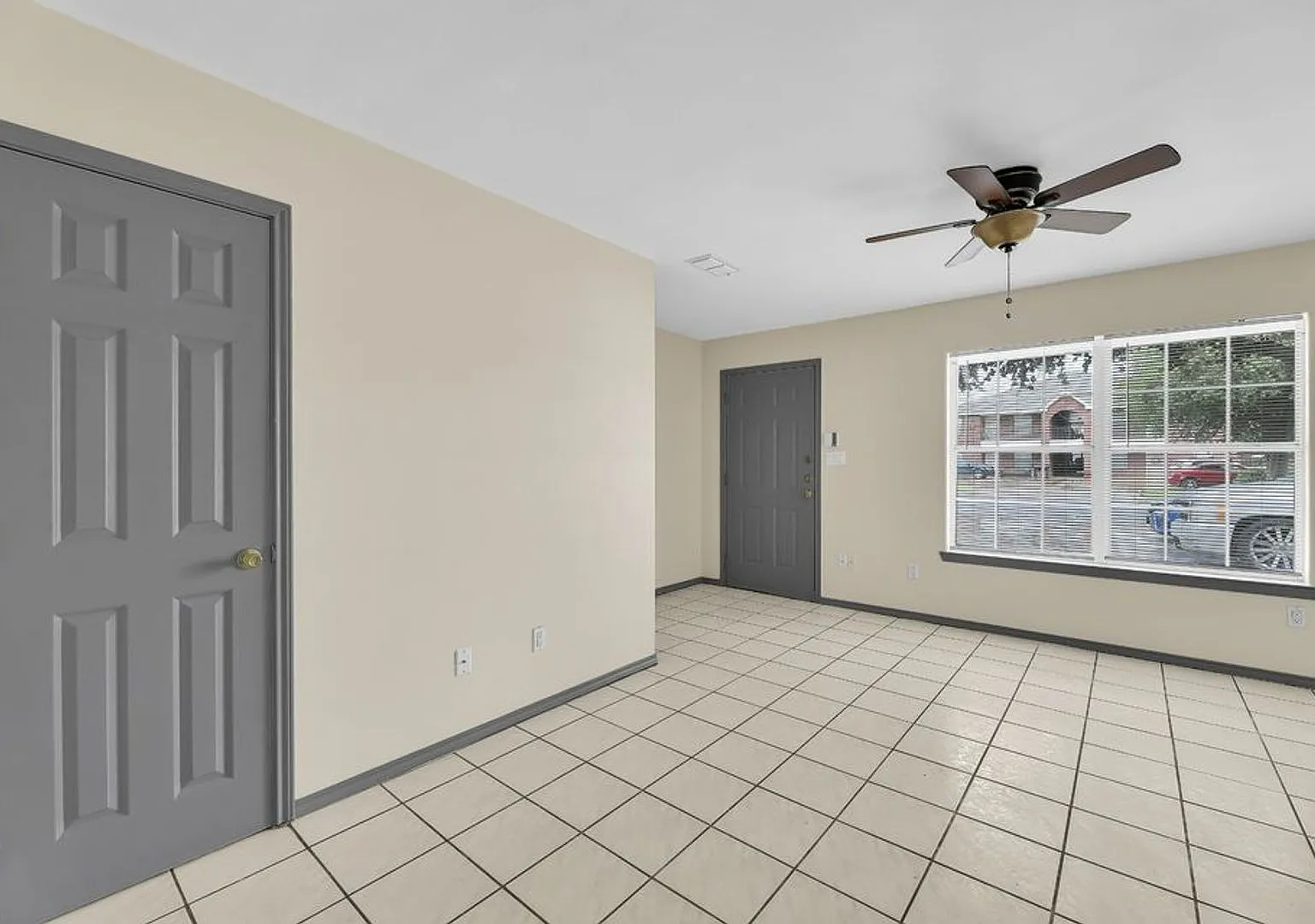 Broadway Apts — Photo 3