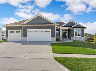 819 Hampshire Cir, Marion, IA 52302