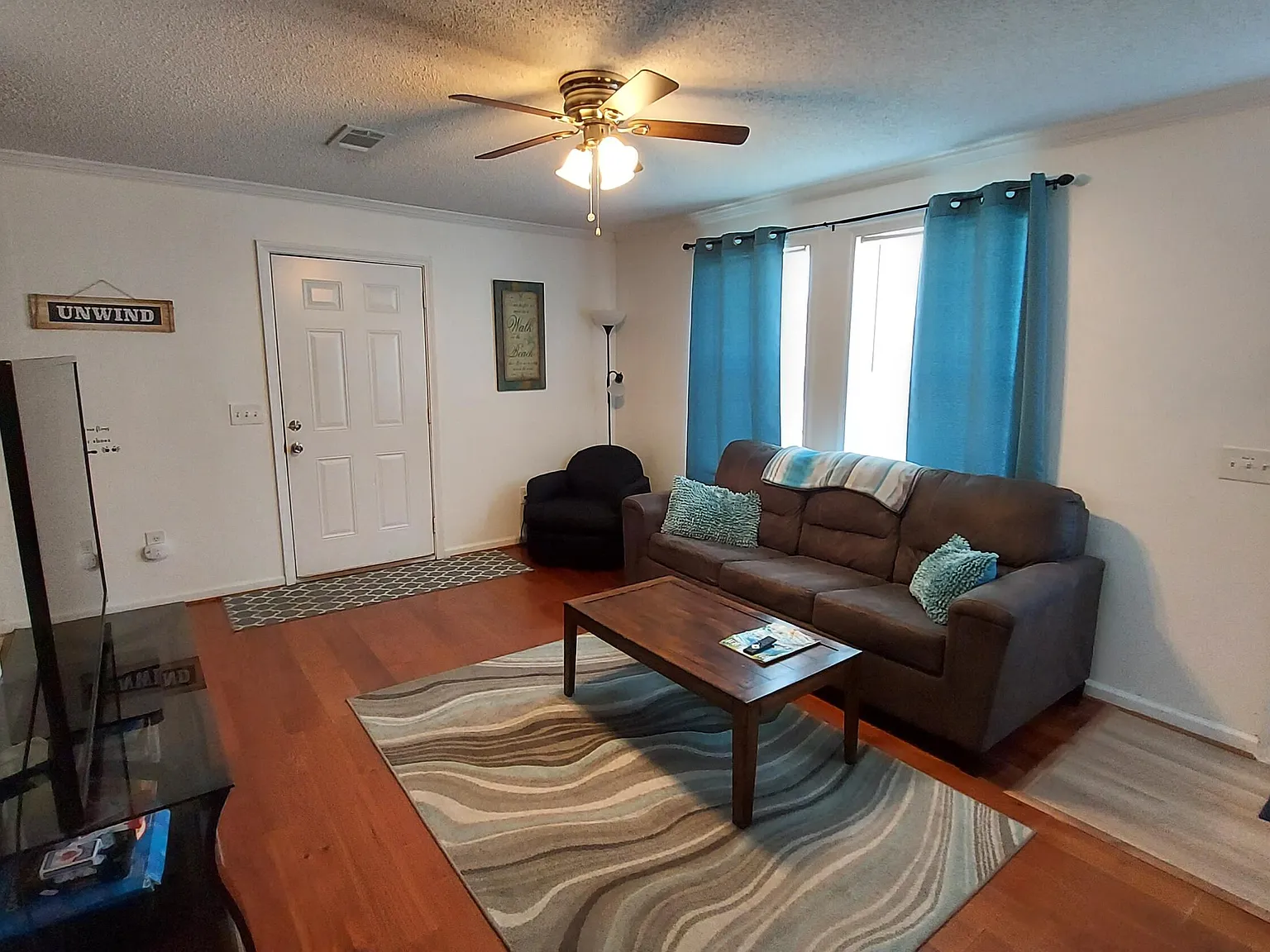 3 bed, 2.0 bath, 1304 sqft, $3,200 — Photo 4