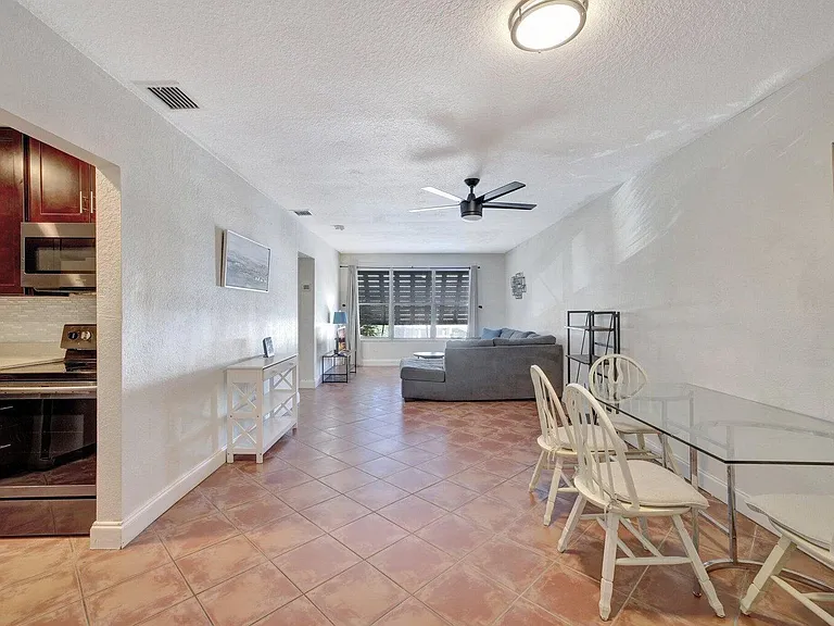 2400 NE 33rd Ave #211 — Photo 6