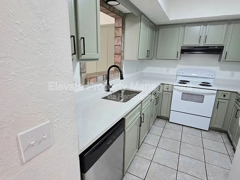 530 Westwood Ct — Photo 4
