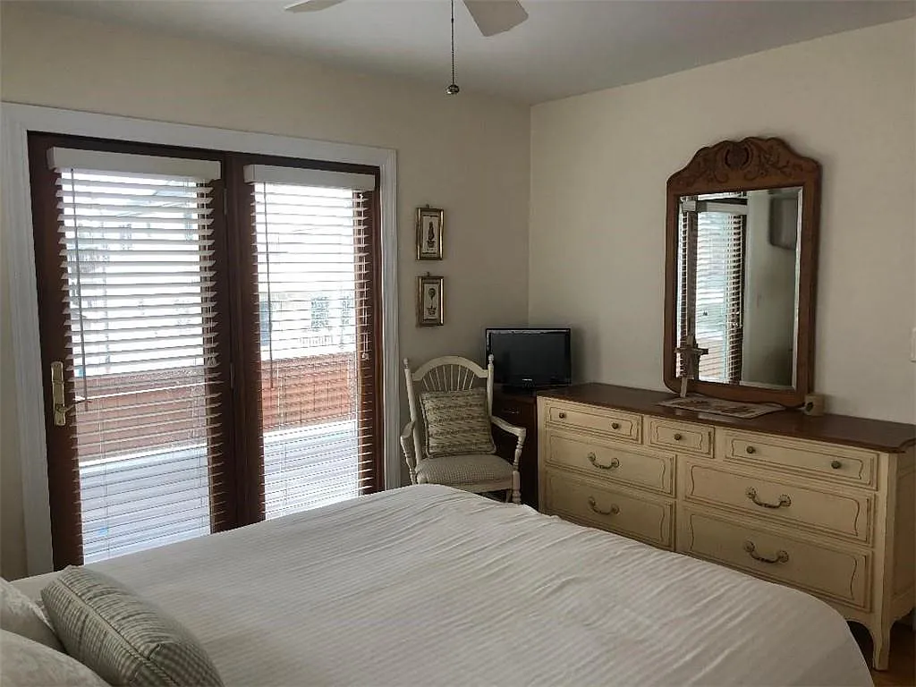 2 bed, 1.0 bath, 900 sqft, $3,600 — Photo 3