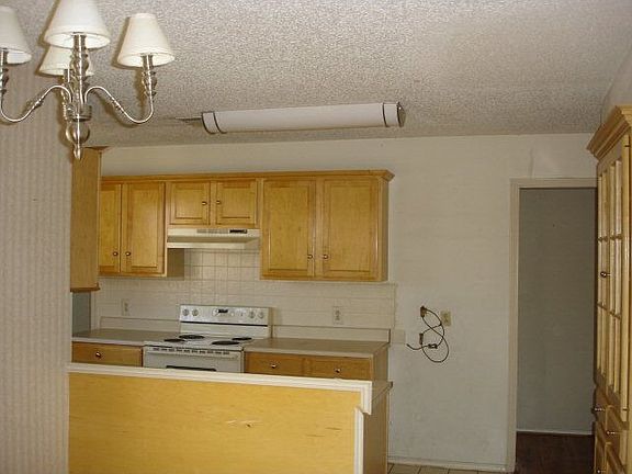 4th image of 313 N Elkhart Ave