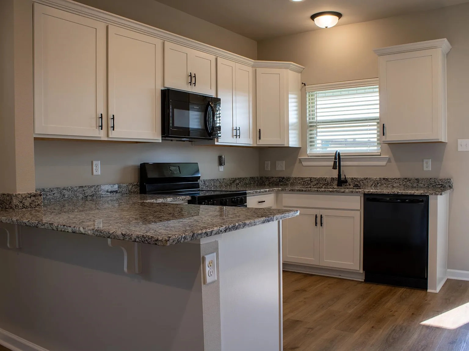 3 bed, 2.0 bath, 1356 sqft, $1,900 — Photo 4