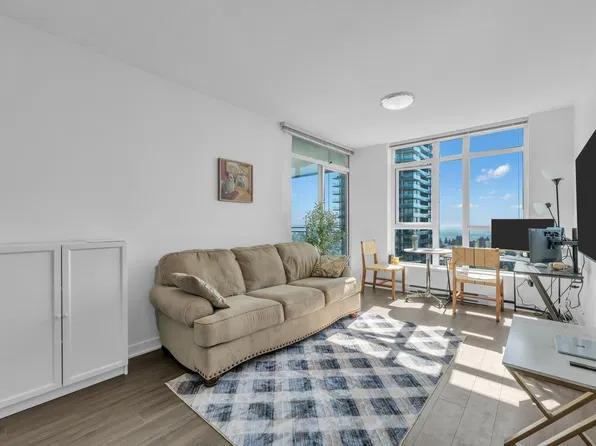 4900 Lennox Ln #2101, Burnaby, BC V5H 0G9