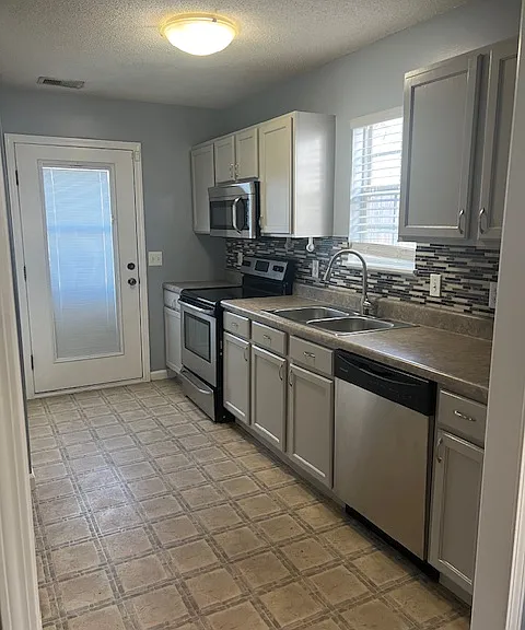 109 Chapelwood Dr — Photo 2