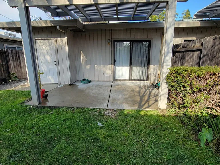 2512 Larkspur Ln — Photo 10