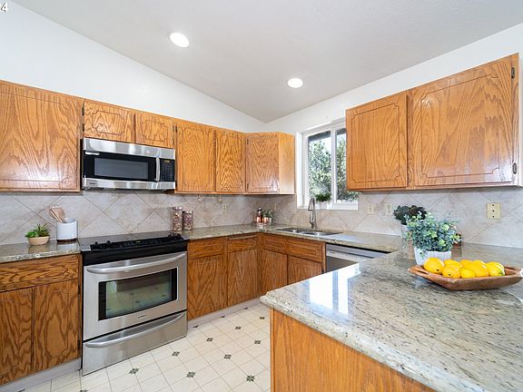5th image of 10414 NE 66th St