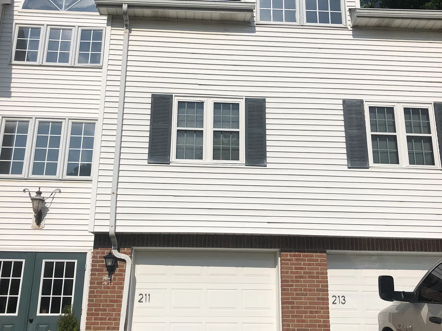 211 S Oval Dr — Photo 1