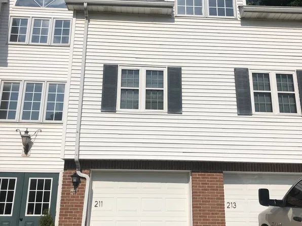 211 S Oval Dr #211, Chardon, OH 44024