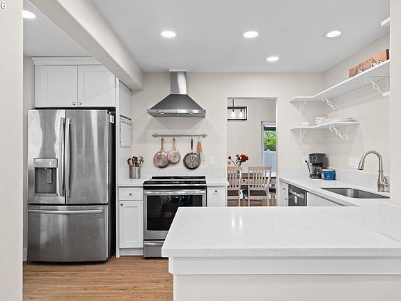 4th image of 352 SE 68th Ave