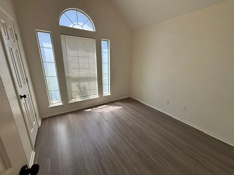517 Meadowcrest Dr — Photo 15