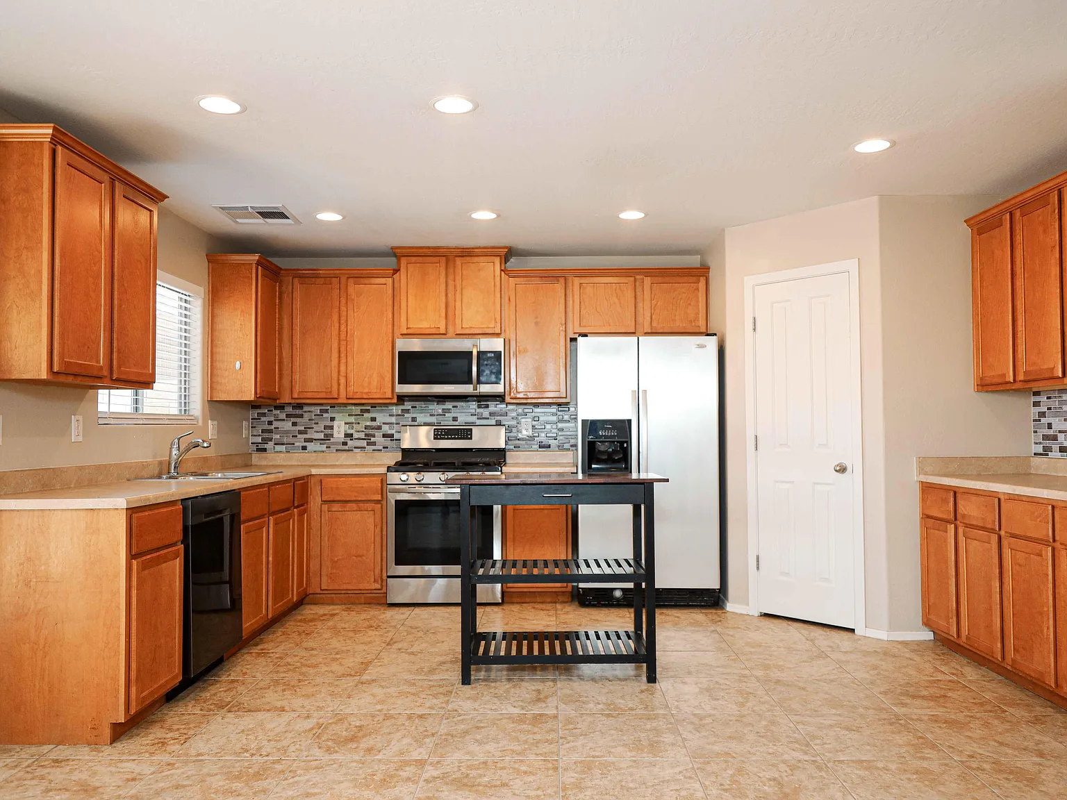 4 bed, 3.0 bath, 2427 sqft, $1,131 — Photo 3