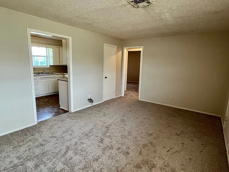 708 N Norman Ave — Photo 3