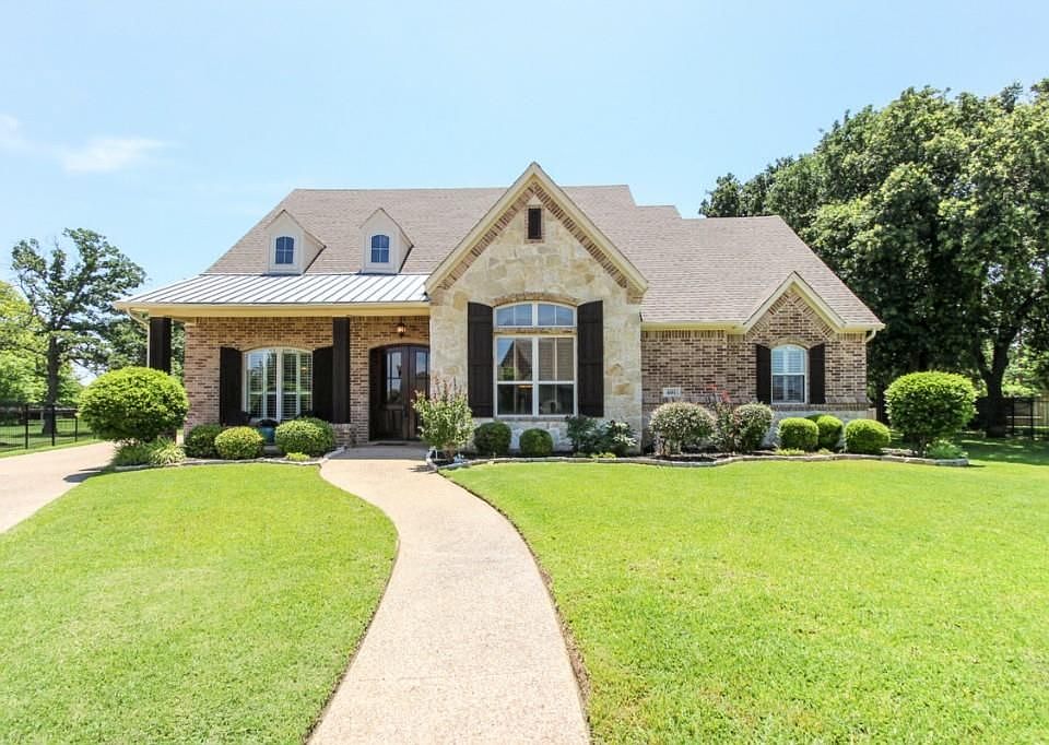 1st image of 401 Hunter Bend Dr