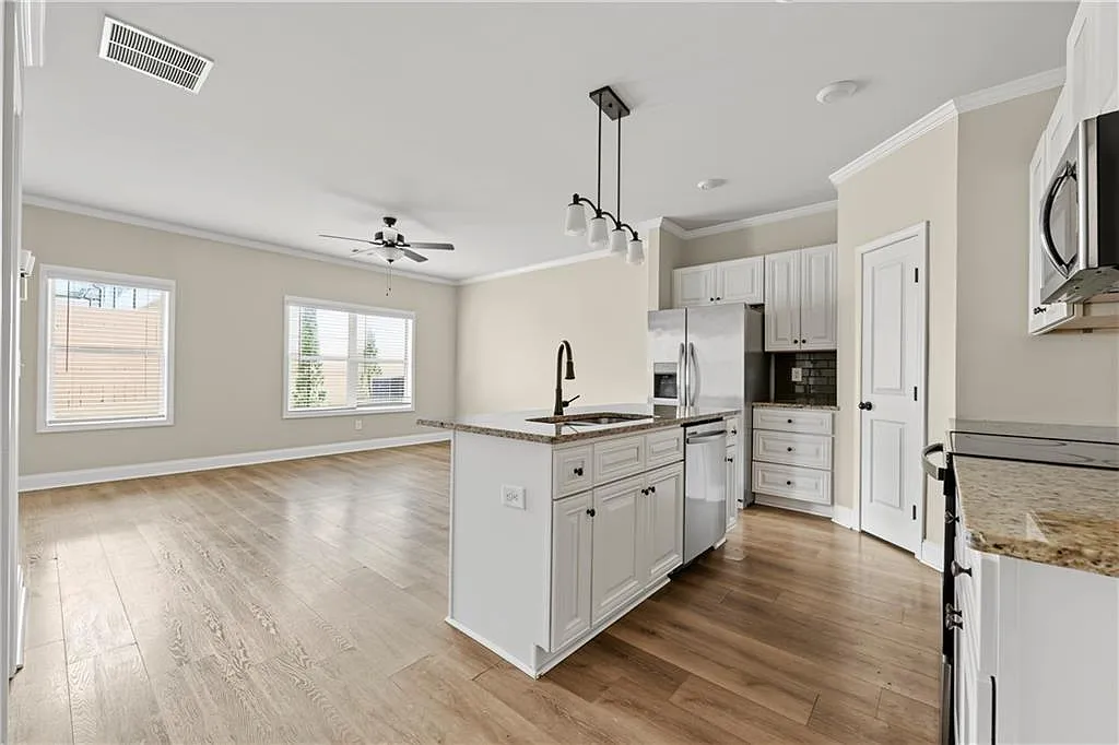 3 bed, 2.5 bath, 1800 sqft, $2,400 — Photo 3