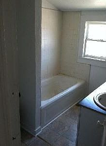 4th image of 709 S Ave B