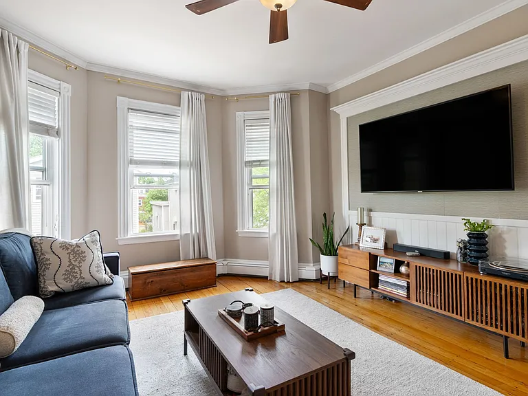 639 E 7th St #3 — Photo 2