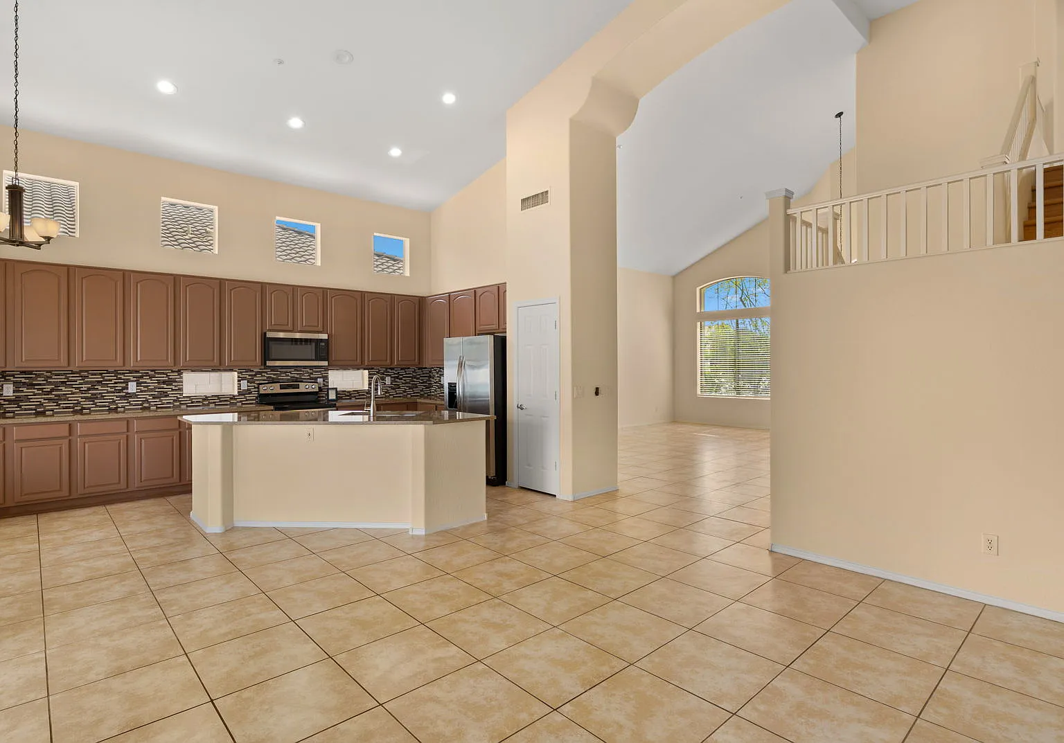 4 bed, 2.5 bath, 2575 sqft, $4,400 — Photo 3