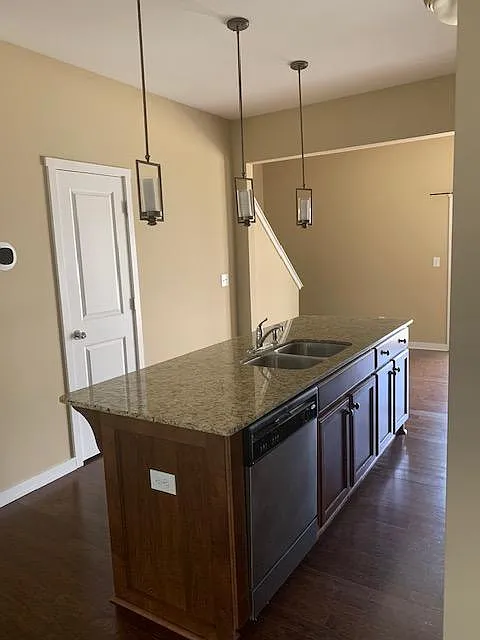 2 bed, 2.5 bath, 1592 sqft, $1,900 — Photo 2