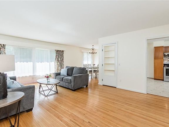 5th image of 90 Woodline Dr
