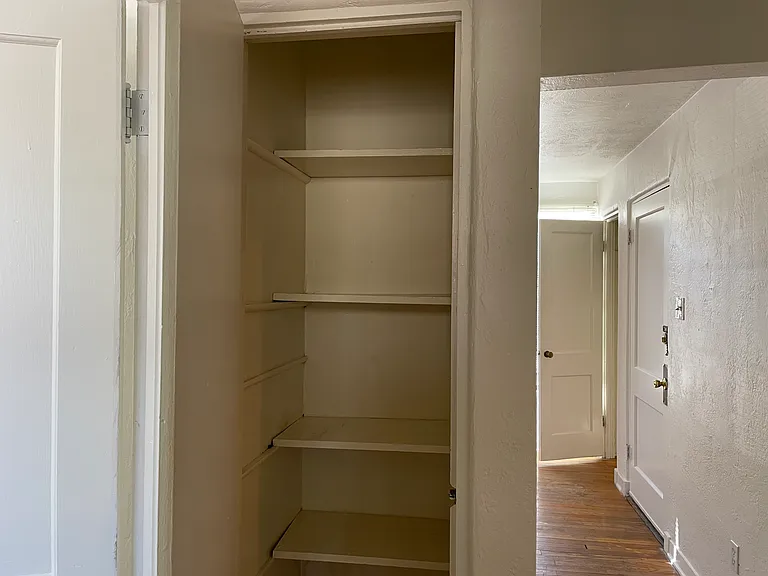 Charming & Totally Updated 1 Bedroom Apartment Downtown — Photo 13