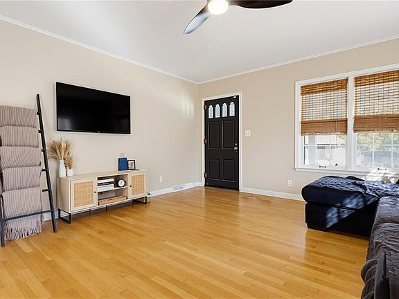 4th image of 305 Debolt St