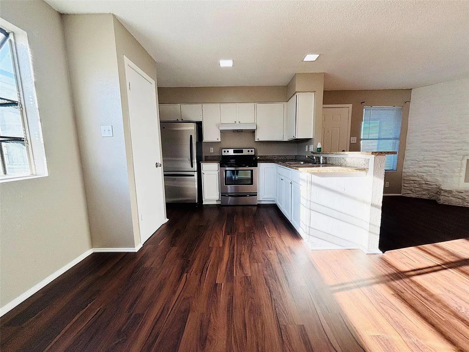 2 bed, 1.0 bath, 780 sqft, $995 — Photo 2