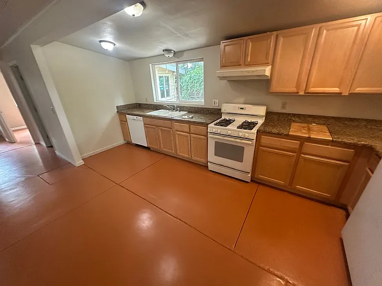 2050 Laburnum Ave — Photo 5