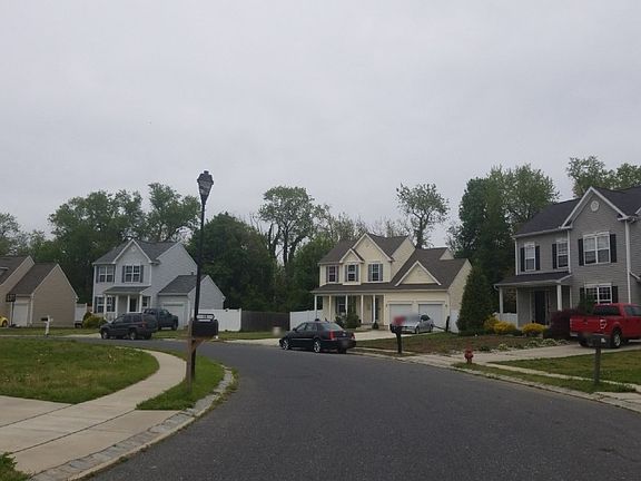 4th image of 14 Twin Oaks Dr