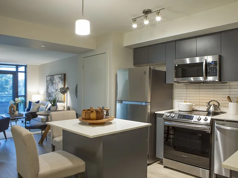 3385 Dundas St W — Photo 15