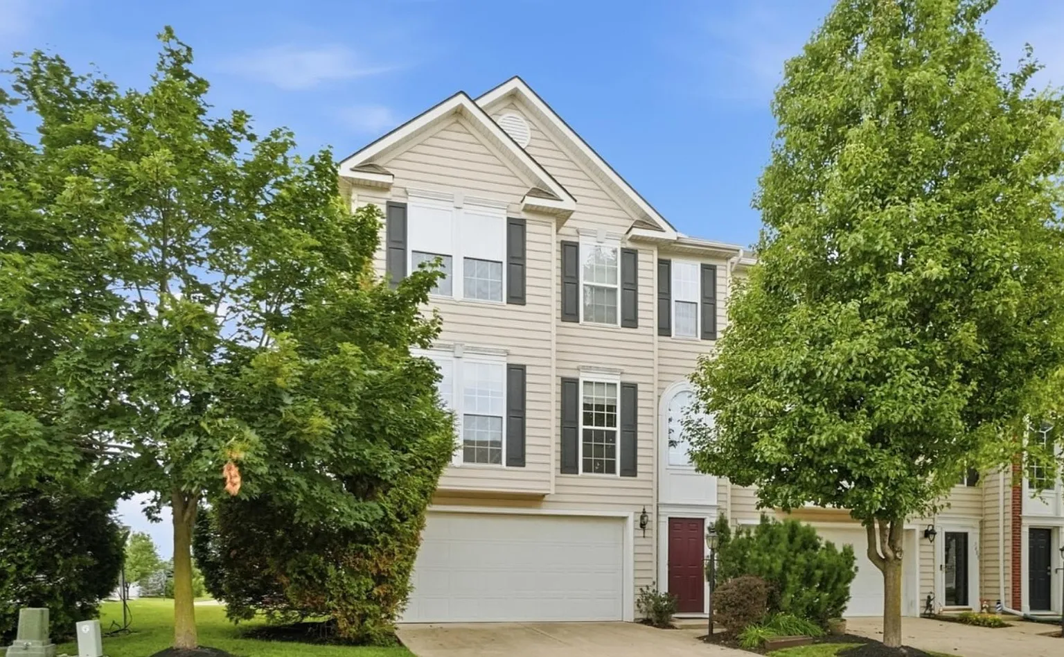 3 bed, 2.5 bath, 1924 sqft, $2,700 — Photo 2