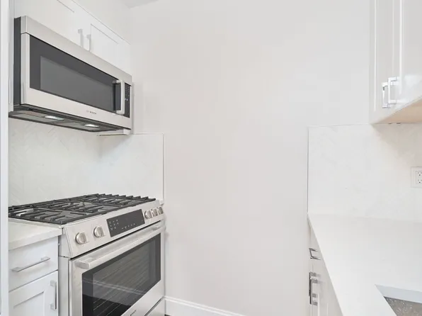 160 Riverside Boulevard image 5 of 11