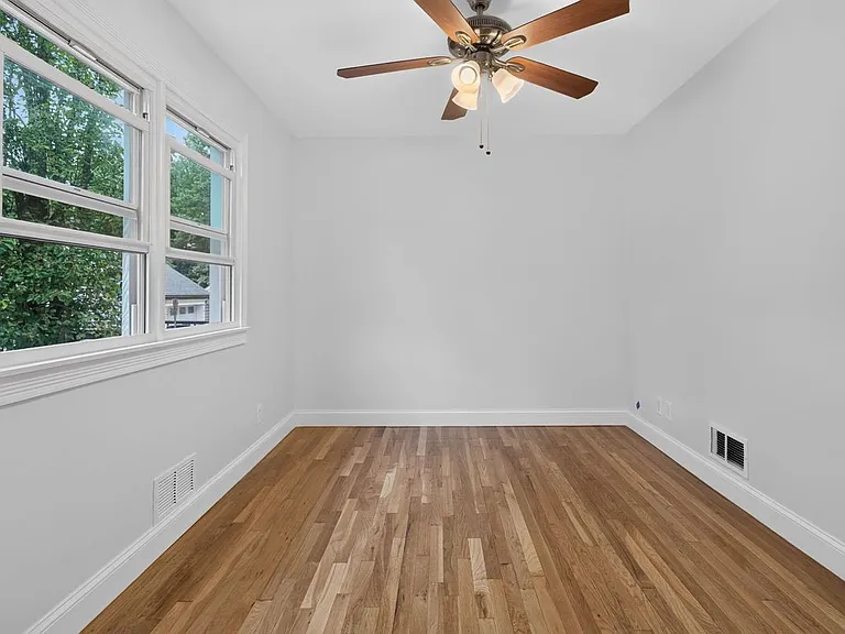 670 John St — Photo 32