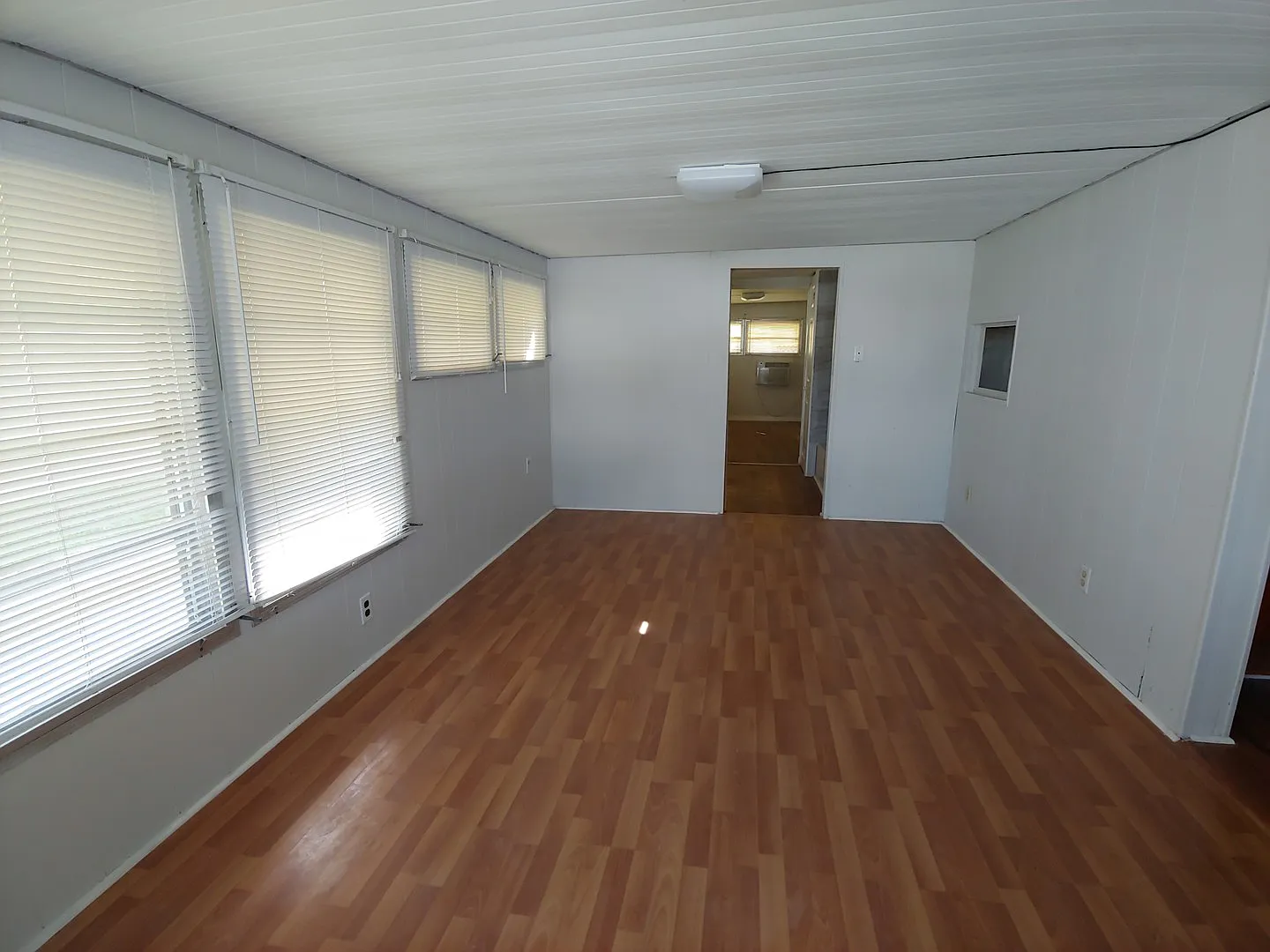 Affordable 3 bed/ 2 bath Mobile Home Available NOW! — Photo 4
