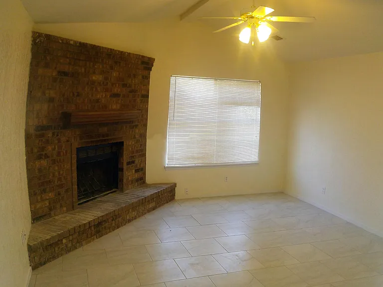 1029 Blue Carriage Ln N — Photo 9