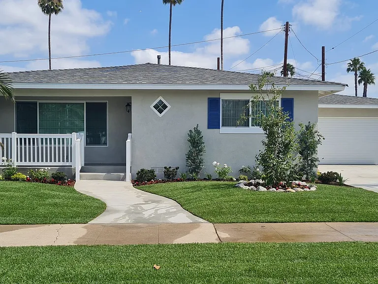 Newly Renovated 3 Bedroom Home in Orange — Photo 2